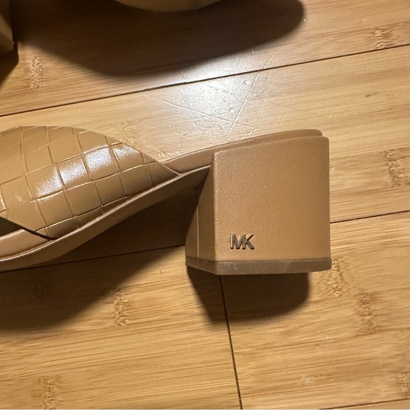 Michael Kors Abbott Mule Faux weave/ faux Leather Size 8.5 - Picture 2 of 7